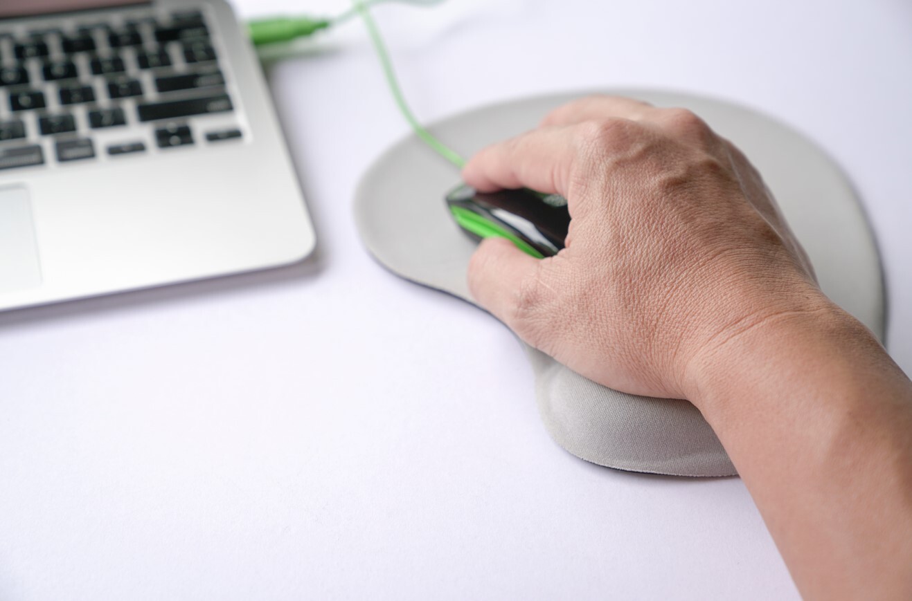 Why is the use of a mouse pad with a wrist-rest recommended?