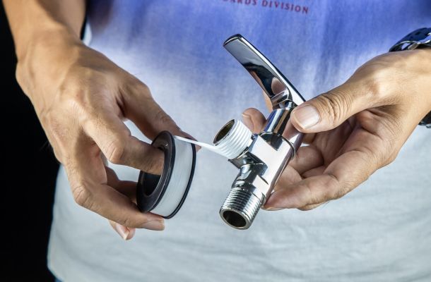 Az öntapadós tömítőszalag: tömítés egy mozdulattal