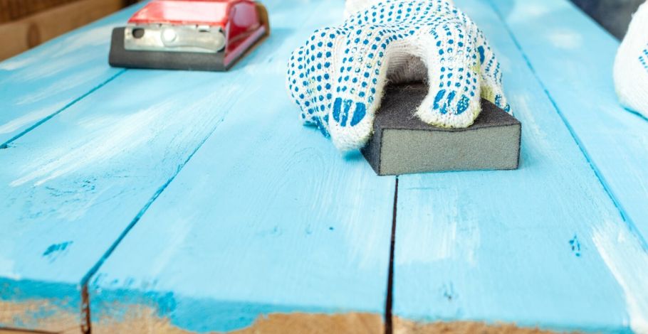 A kézi csiszolás eszközei: a csiszolószivacs használata