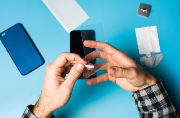 A képernyővédő fólia felhelyezése