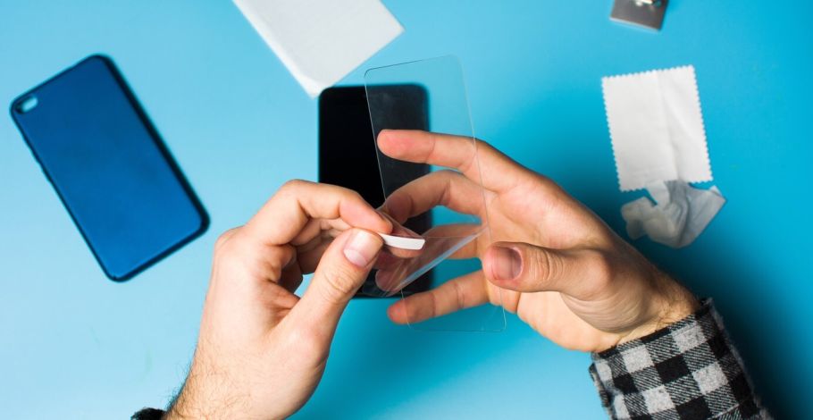 A képernyővédő fólia felhelyezése