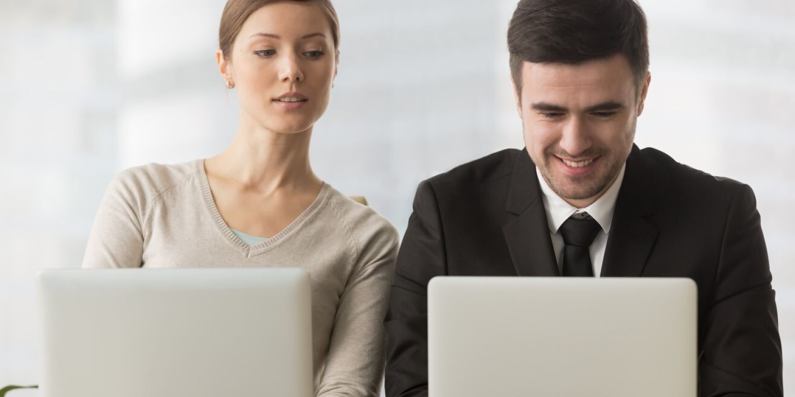 Miért hasznos a betekintésvédő fólia monitorra?